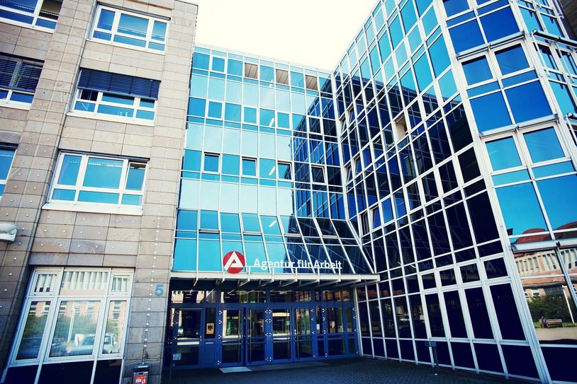 Arbeitgeber müssen ab 2023 Bescheinigungen digital an die Arbeitsagentur übermitteln.