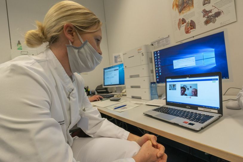 PD Dr. Lena Seifert, Fachärztin an der Klinik für Viszeral-, Thorax- und Gefäßchirurgie informiert einen Patienten und seine Frau über einen anstehenden Eingriff. Foto: Uniklinikum Dresden / Marc Eisele