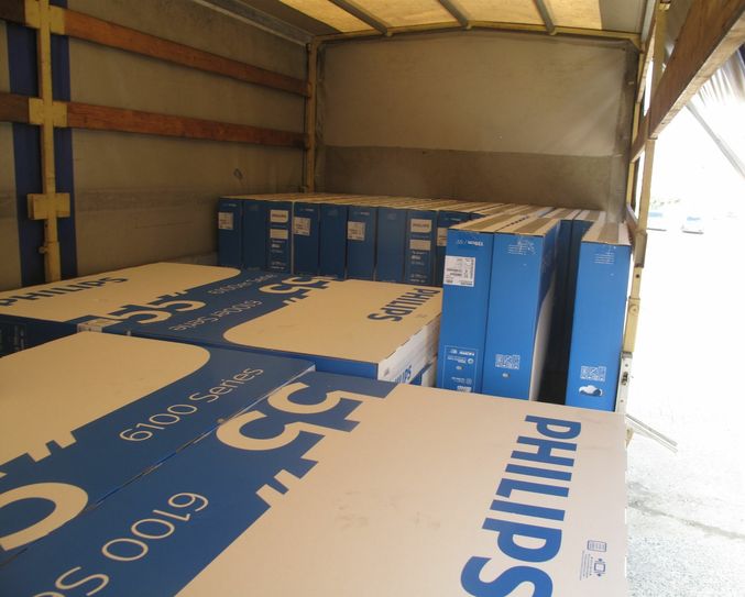 Die Polizei stoppte am Mittwoch einen Lkw, der mit 30 Fernsehern beladen war. Da der Fahrer keinerlei Transportdokumente vorweisen konnte, wurden die Fernseher sichergestellt. Foto: Polizei