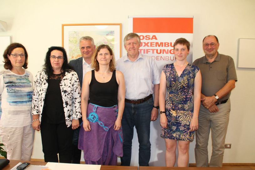 Wie ist die Lage in Südbrandenburg? Das diskutierten Karl-Heinz Kaiser, Johanna Müller, Dr. Klaus Bethke, Cornelia Wagner, Dipl.-Ing. oec. (TU) Andreas Bernhardt, Diana Tietze und Silke Karich (v.r.n.l.). Foto: hgb
