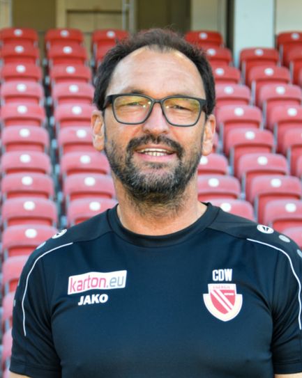 Jammern gibt es bei Trainer Wollitz nicht. "Die Mannschaft muss bereit sein, in jedem Spiel nicht nur 100 Prozent zu geben, möglichst sogar noch etwas mehr, unser Publikum übrigens auch", so Wollitz Foto: Georg Zielonkowski