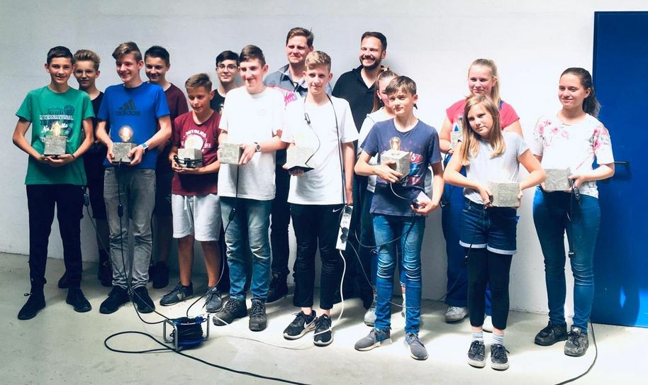 Die Teilnehmer des ersten KHS-Handwerkercamps haben eine Beton-Designerlampe gebaut. Foto: KHS