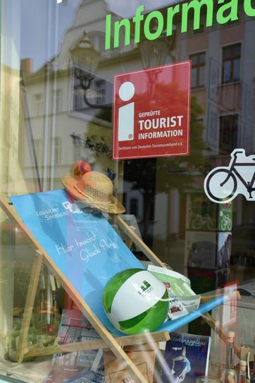Das rote »i« bleibt für weitere drei Jahre im Schaufenster der Touristinformation Guben. Foto: pm