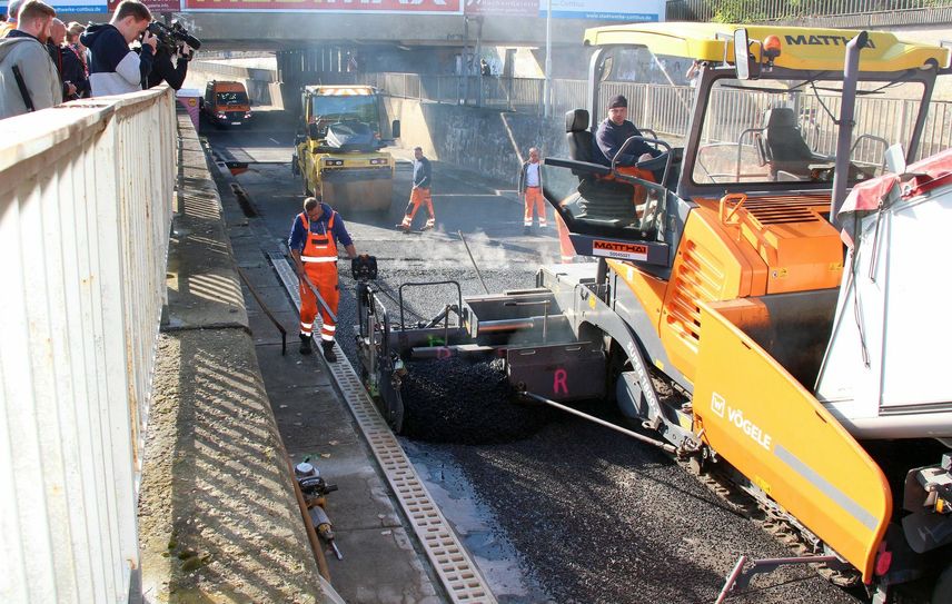 Der bis zu 180 Grad Celsius heiße Drainasphalt für den Trog in Cottbus stammt aus Vetschau. Zwischen Mischen und Auftragen darf dabei maximal eine Stunde liegen. Foto: sts