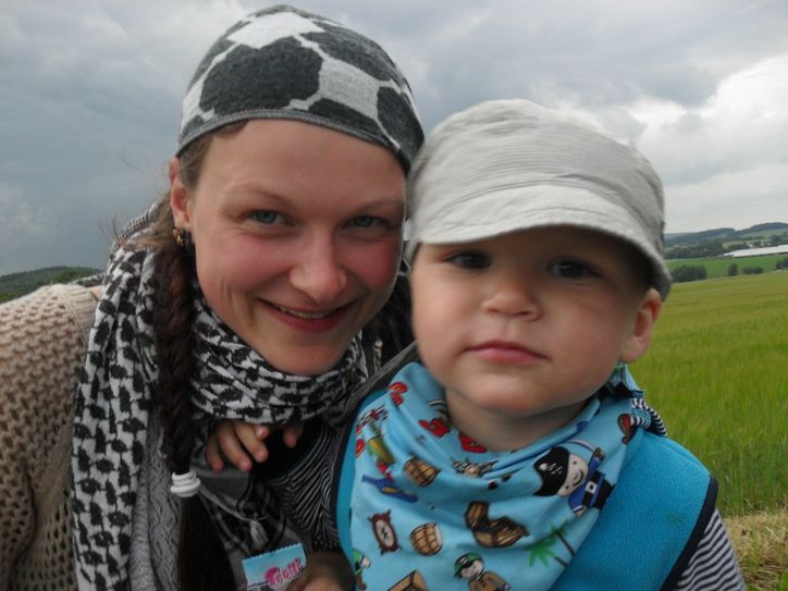Mama Sara Borrmann und ihr Sohn Simon verstehen sich prächtig – dank Zwergensprache. Diese kann jetzt bei einem Kurs in Bautzen erlernt werden. Foto: privat