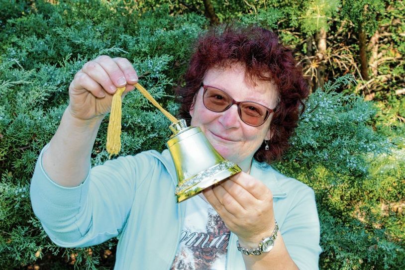 Christina Müller freut sich, dass diese Glocke bereits seit über 50 Jahren in Familienbesitz ist. Foto: sr