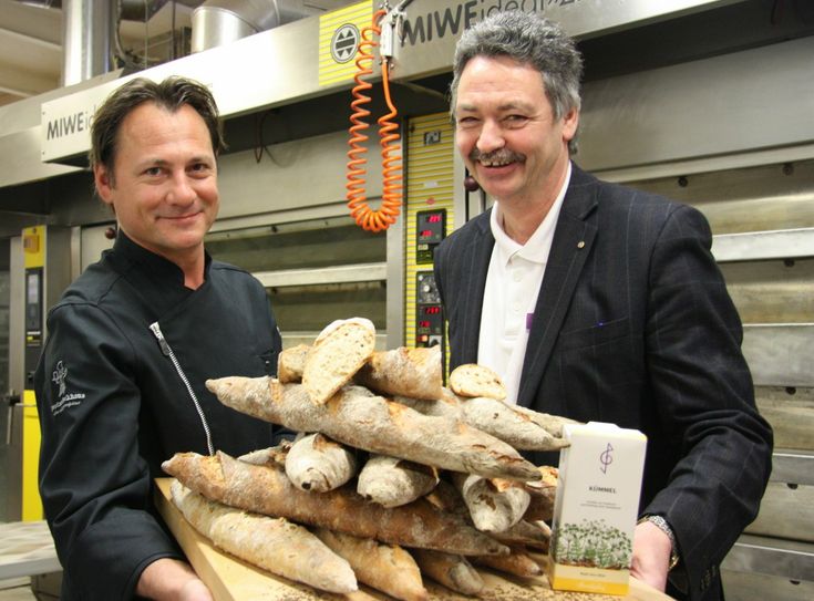 Brotsommelier Tino Gierig (l.) und Wieland Prkno, Vertriebsleiter bei Bombastus, mit dem Kümmel-Cola-Brot. Foto: Zänker