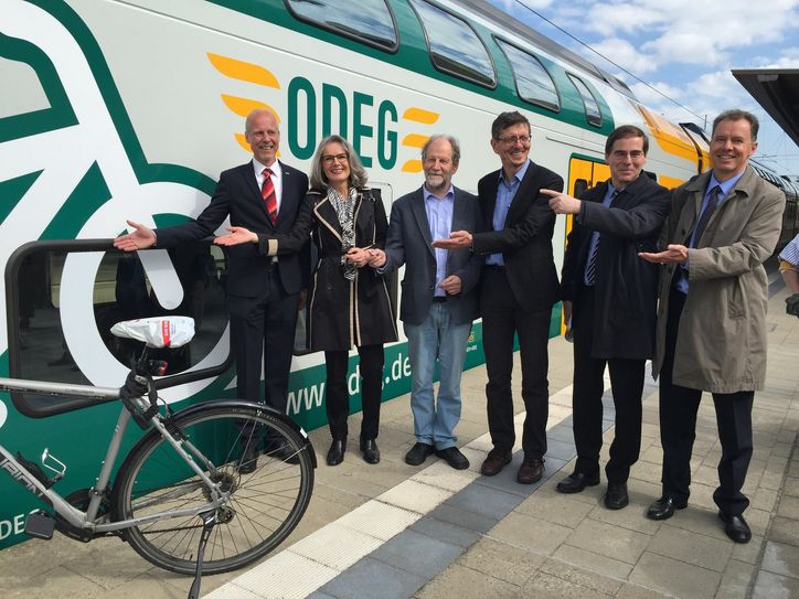 Auch an ODEG-Wagen ist das große Rad zu sehen.