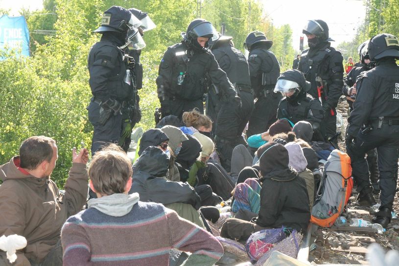 Ein Großaufgebot der Polizei war am Pfingstwochenende im Einsatz, um die Kampagne "Ende Gelände" zu überwachen. Foto: hgb