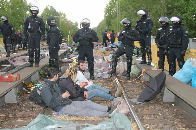 Gleisanlagen wurden besetzt, die Polizei räumte diese am Pfingstsonntag. Foto: hgb