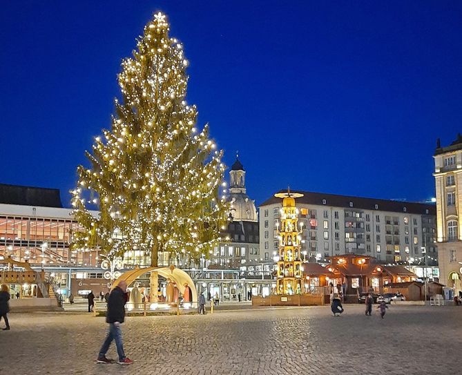 Zumindest etwas weihnachtlich zeigte sich der Altmarkt im Corona-Dezember 2020 Foto: Pönisch