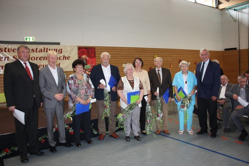 Vizelandrat Ch. Halecker (links), Kreistagsvorsitzender M. Wille(2.v.l.) und W. Grunert, Vorsitzender des Kreisseniorenbeirates (links) ehrten engagierte Senioren: B. Gaidies (3.v.l.), W. Liepe (4.v.l.), A. Jesse (Mitte), S. Oehlsen (4.v.r.), F. Simon (3.v.r.), U. Schrock (2.v.r.). Foto: LDS-Pressestelle