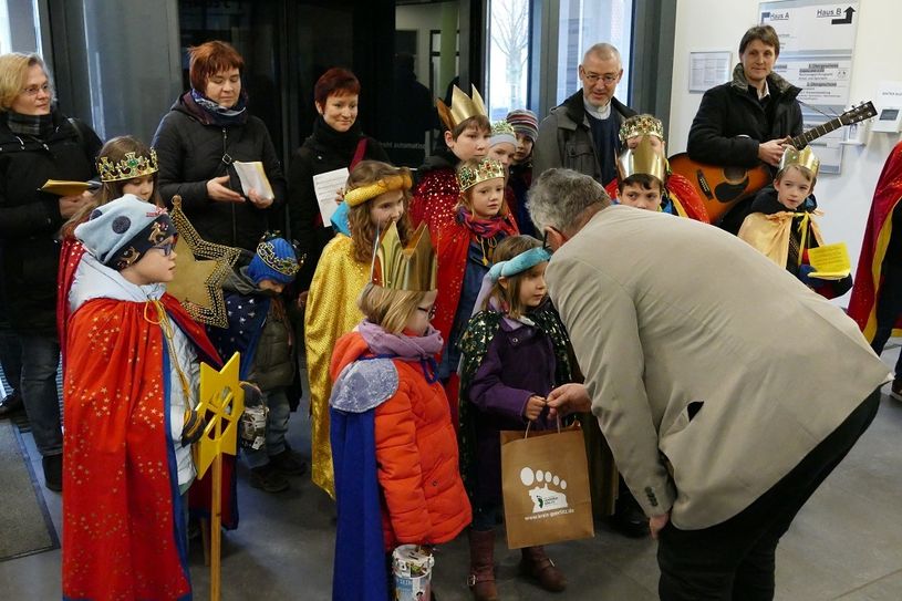 Das Dreikönigssingen ist die größte Solidaritäts-Aktion von Kindern für Kinder. Sie bringen Segen – und wollen Segen sein für andere. In jedem Jahr sammeln die Sternsinger deutschlandweit Geld, das Kindern in armen Ländern der Erde zu Gute kommt. Foto: lra