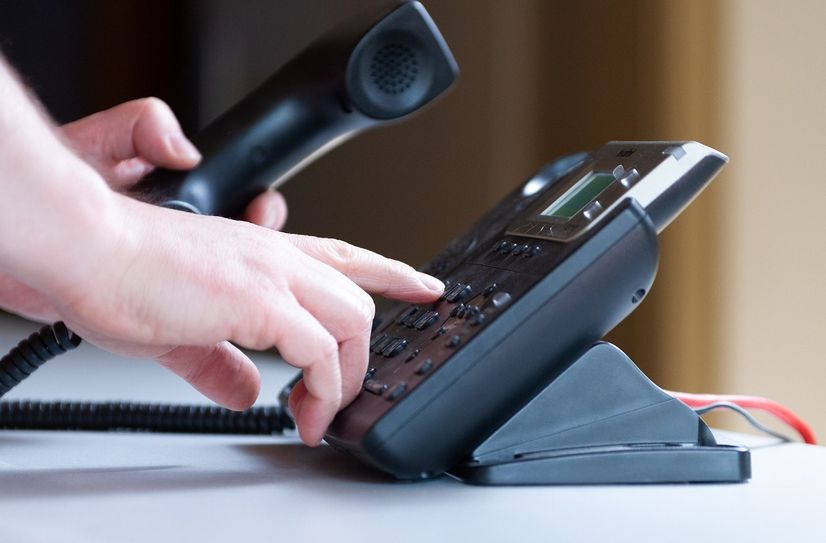 Symbolbild. Ein Telefonbetrüger gab sich als Anwalt aus und verlangte Geld von einem Geschädigten.