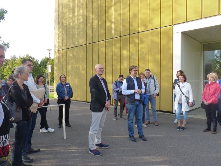 Die Stadtteilspaziergänger haben vom General Manager Prof. Dirk Roggenbuck erfahren, woran in Senftenberg geforscht wird.