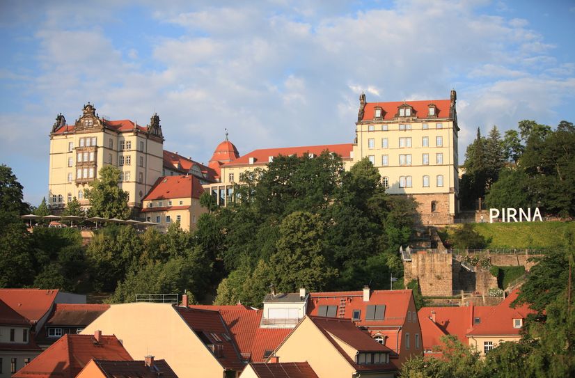 Angelehnt an den »Hollywood«-Schriftzug wurde für den Film »Pirna« in riesigen Buchstaben in den Terrassengärten von Schloss Sonnenstein aufgestellt.