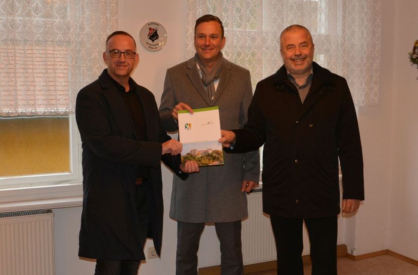 Denis Papperitz (Regionalvorstand Dresden der Johanniter Unfallhilfe), Thomas Peters (Bürgermeister der Stadt Bad Gottleuba-Berggießhübel) und Landrat Michael Geisler (v.l.).