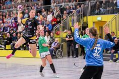 Leonie Meersteiner fliegt auf das gegnerische Tor zu.