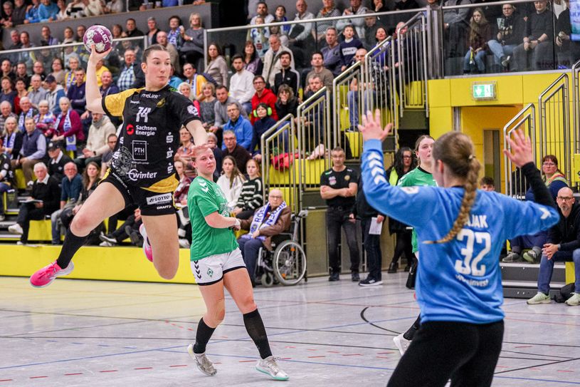 Leonie Meersteiner fliegt auf das gegnerische Tor zu.