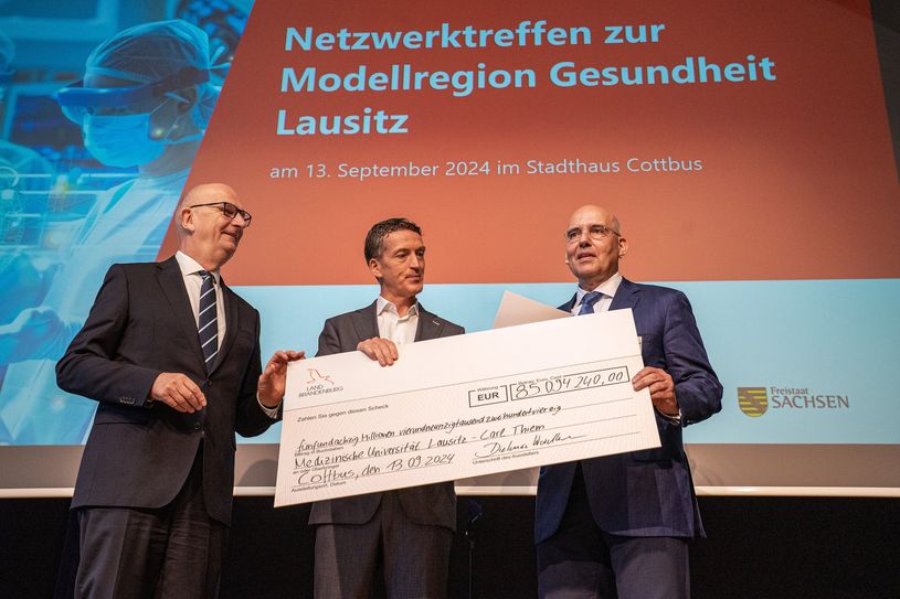 Symbolische Scheckübergabe in Höhe von 85 Millionen Euro von Brandenburgs Ministerpräsident Dr. Dietmar Woidke (l.) an Prof. Dr. mult. Eckhard Nagel, Vorstandsvorsitzender der MUL - CT (r.).