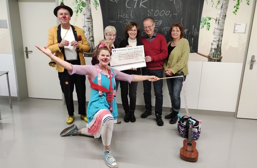 V.l.: Clown »Tute« Andreas Böhlke, Clown »Vitamine« Ute von Koerber, Dr. Elisabeth Holfeld vom Förderverein der CTK-Kinderklinik, Spenderfamilie Cornelia und Uwe Heil sowie die Diplom-Psychotherapeutin vom CTK, Petra Töpfer bei der außergewöhnlichen Spendenübergabe.