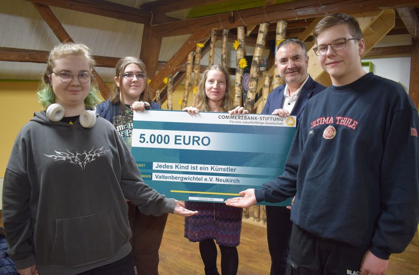5000 Euro übergaben die Commerzbank-Mitarbeiter Lysann Nagel (mitte) und Erik Baudisch (zweiter von rechts) an das Jugendhaus Neukirch und die Jugendlichen.
