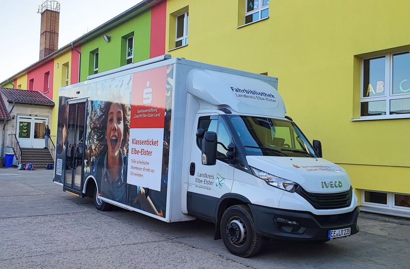Der Bücherbus des Landkreises unterwegs in Hohenbucko zur ersten Nacht der Bibliotheken.