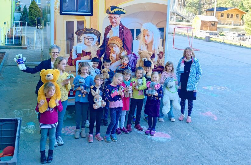 Schüler der 2. Klasse der Grundschule Hohenbucko besuchten mit Frau Schmidt den Bücherbus.