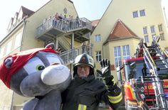 Prüfung bestanden: Jürgen Opitz mit der geretteten Katze Wonni.