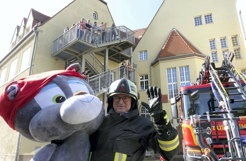 Prüfung bestanden: Jürgen Opitz mit der geretteten Katze Wonni.