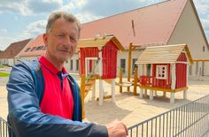Bürgermeister Dietmar Bruntsch steht auf dem Hof der neuen Kita »Sonnenschein« am Viehweg in Großkmehlen. Hier gibt es am 19. Juli, ab 15 Uhr, ein Kinderfest mit Tag der offenen Tür.