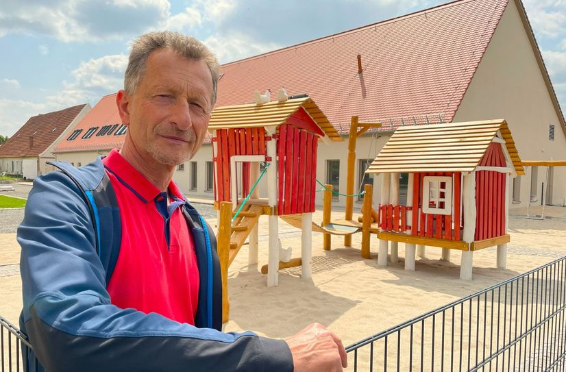 Bürgermeister Dietmar Bruntsch steht auf dem Hof der neuen Kita »Sonnenschein« am Viehweg in Großkmehlen. Hier gibt es am 19. Juli, ab 15 Uhr, ein Kinderfest mit Tag der offenen Tür.