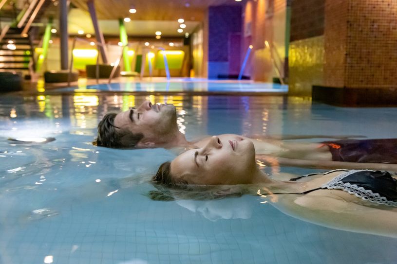 Ein Paar entspannt in der SpreewaldTherme im Intensivsolebecken, welches einen Salzgehalt von 8 Prozent aufweist.