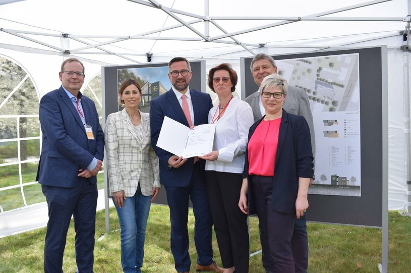Bei der Fördermittelübergabe mit dabei: Ehemann Bernd Grüber, Landtagsabgeordnete Patricia Wissel, Wirtschaftsminister Martin Dulig, Inhaberin Cordula Grüber, Oberbürgermeister Holm Große sowie die Beigeordnete des Landkreises,Romy Reinisch (von links)