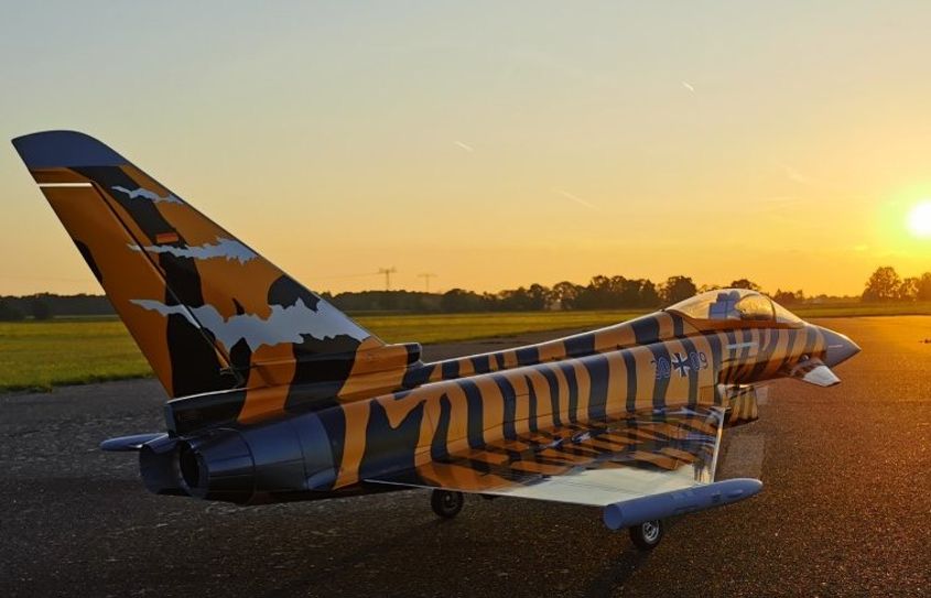 Bei den deutschen Meisterschaften der Jetmodelle 2024 vom 6. bis 8. September sind auch Modelle des »Eurofighter« in Sonderlackierungen in besonderer Atmosphäre zu sehen.