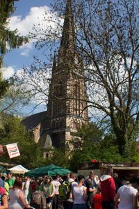 Johanneskirche mitten im Kunstfest.