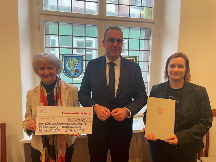 Teresa Stein (stellvertretende Bürgermeisterin und 1. Beigeordnete der Stadt Senftenberg), Rainer Genilke (Staatssekretär im Ministerium für Infrastruktur und Landesplanung Brandenburg) und Ann-Kristin  Jank (Amtsleiterin des Stadtplanungsamtes Stadt Senftenberg) bei der Übergabe der Fördermittelbescheide.