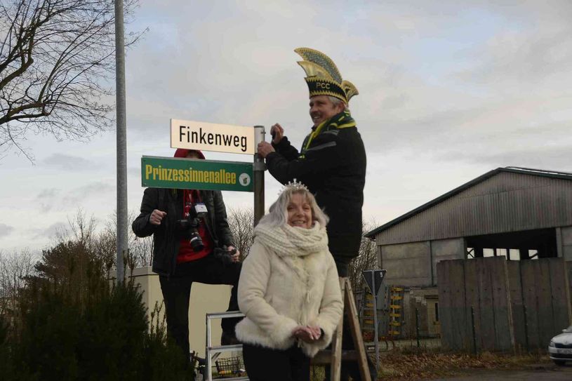Prinz Alf I. und ihre Lieblichkeit Prinzessin Astrid beim Anbringen des Schildes.    Foto: Plessaer Carnevals-Club e.V.