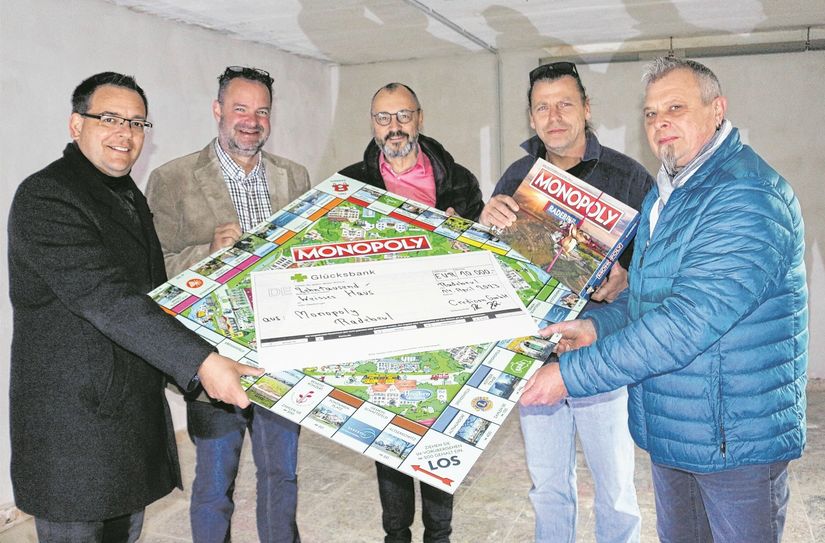 Silvio Kockentiedt, Raimund Dinglinger, Thomas Rohe, Peter Heilsberg und Matthias Kowarzik mit dem großen Spendenscheck im Monopoly-Design.
