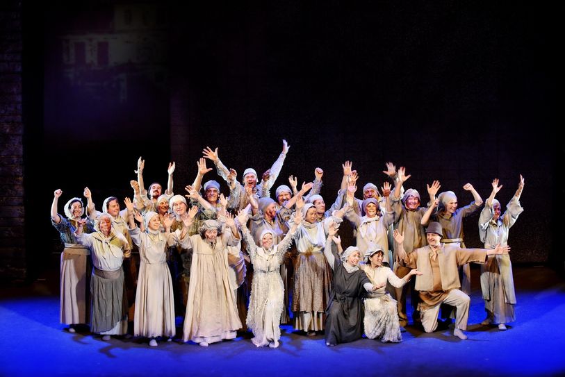 Der Extrachor in der Spielzeit 2015/16 im Einsatz in der Inszenierung von Verdis Oper »Don Carlos«