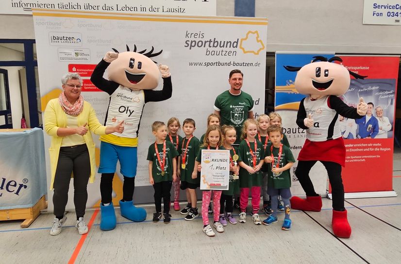 Die Mädchen und Jungen der Zwergenland-Kita aus Königswartha freuen sich über ihren 1. Platz.