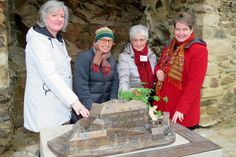 Steffi Dauphin, Schlossleiterin Katja Altmann, Ulrike Bennewitz und die Direktorin der Sächsischen Landesstelle für Museumswesen, Katja Margarethe Mieth, freuen sich über das neue Tastmodell von Schloss Klippenstein im Unteren Schlosshof.
 Foto: Matthias Stark