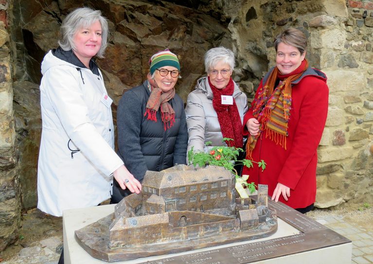 Steffi Dauphin, Schlossleiterin Katja Altmann, Ulrike Bennewitz und die Direktorin der Sächsischen Landesstelle für Museumswesen, Katja Margarethe Mieth, freuen sich über das neue Tastmodell von Schloss Klippenstein im Unteren Schlosshof.
 Foto: Matthias Stark