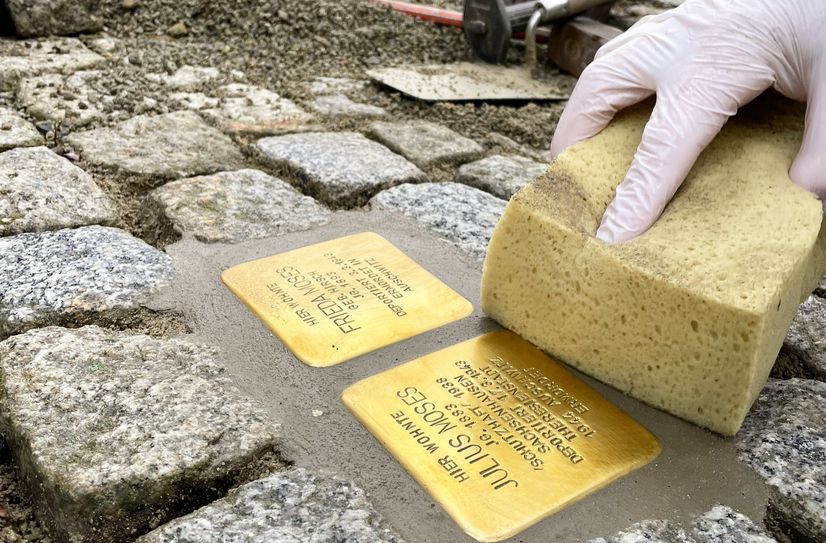 Vor einer Andacht am 9. November um 18 Uhr in der Paul-Gerhardt-Kirche Lübben werden im Vorfeld die Stolpersteine geputzt.