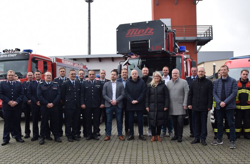 Vertreter der Feuerwehren und die Bürgermeister freuen sich über die unterschriebene Löschhilfevereinbarung.