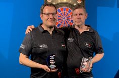Ralf Augsten und Robert Rolle mit ihren Pokalen - bei der E-Dart-Weltmeisterschaft in Las Vegas erreichten beide einen dritten Platz