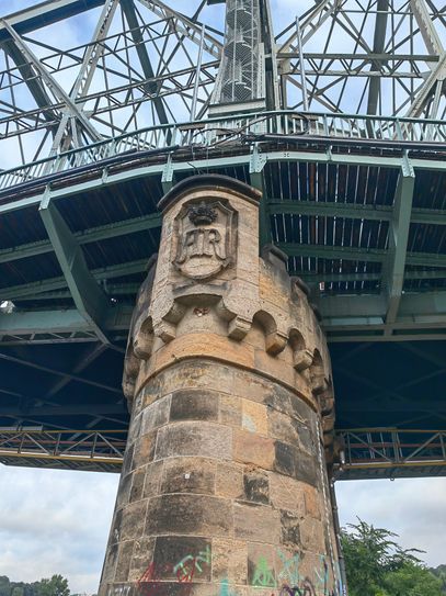 Der Pylon auf Loschwitzer Seite wird zuletzt komplett verhüllt - Christo lässt grüßen.