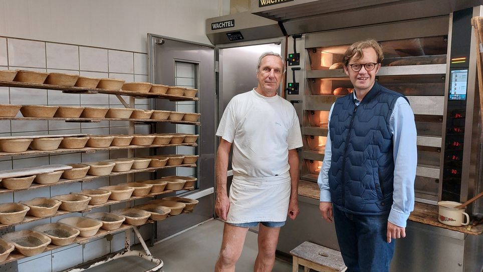 Bäckermeister Volker Richter (l.) geht in Rente. Der Backofen bleibt trotzdem nicht kalt. Schwiegersohn und Tochter haben übernommen. Zum erfolgreichen Generationenwechsel gratuliert Bürgermeister Andreas Pfeiffer.