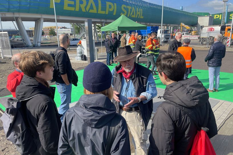 Künstler und Initiator des Projektes »Stolpersteine gegen das Vergessen« Gunter Demnig im Gespräch mit Riesaer Schülern bei der Verlegung einer Stolperschwelle am Eingang des Feralpi-Werkes in Gröba. Foto: Farrar