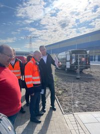 Auch Oberbürgermeister Marco Müller besucht die neue Erinnerungsstätte.